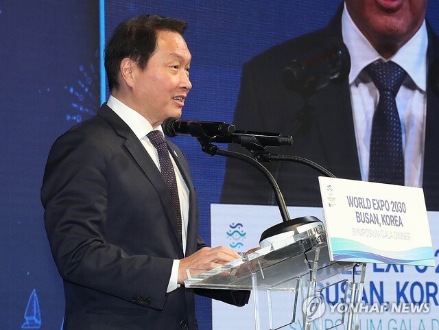 ▲ 최태원 대한상의 회장이 프랑스 파리 파빌리온 가브리엘에서 열린 '2030부산세계박람회 심포지엄'에서 환영사하고 있다.ⓒ대한상의