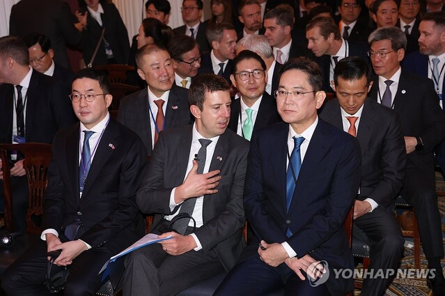 ▲ 이재용 삼성전자 회장(첫번째 줄 오른쪽), 구광모 LG회장(첫번째 줄 왼쪽), 김동관 한화그룹 부회장(두번째 줄 오른쪽부터), 조현준 효성 회장, 구자은 LS그룹 회장 등이 22일(현지시간) 런던 맨션하우스에서 영국을 국빈방문한 윤석열 대통령이 참석한 가운데 열린 한·영 비즈니스 포럼에 참석하고 있다. ⓒ연합뉴스