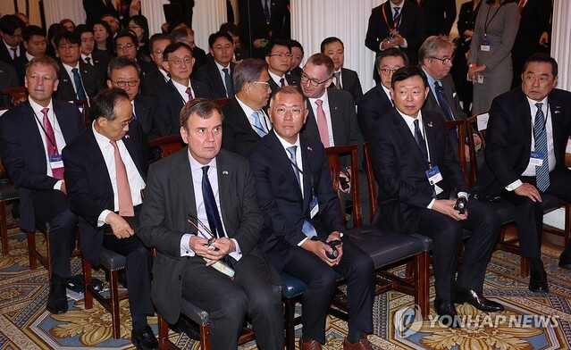▲ 정의선 현대차그룹 회장(앞줄 왼쪽 두번째), 신동빈 롯데그룹 회장(앞줄 왼쪽 세번째) 등이 22일(현지시간) 런던 맨션하우스에서 영국을 국빈방문한 윤석열 대통령이 참석한 가운데 열린 한·영 비즈니스 포럼에 참석하고 있다.ⓒ연합뉴스