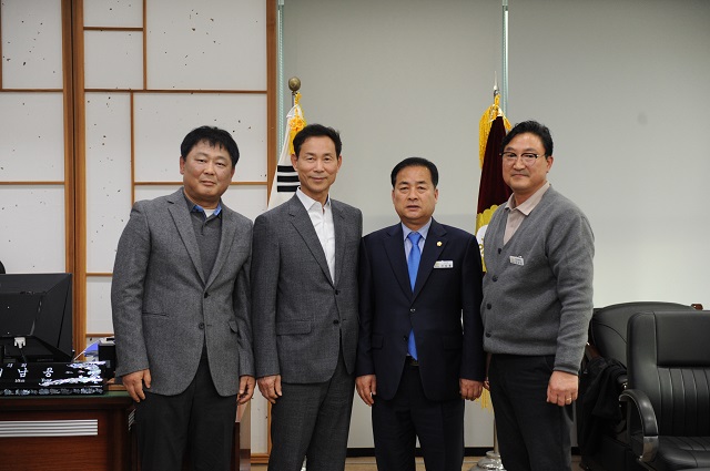 ▲ 전북 완주군의회 서남용 의장과 김규성 의원이 지난 23일 의장실에서 전북도시개발공사 사장과 간담회를 가졌다.ⓒ완주군의회