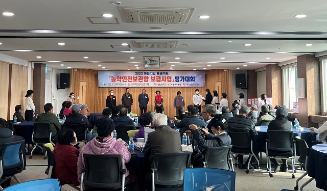 ▲ 전북 완주군정신건강복지센터(센터장 강남인/마음사랑병원 진료과장)가 자살예방사업 일환으로 진행하고 있는 ‘농약안전보관함 보급사업’의 올 사업을 마무리하고 평가대회를 열었다.ⓒ완주군정신건강복지센터