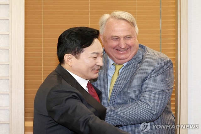 ▲ 인요한 국민의힘 혁신위원장과 원희룡 국토교통부 장관이 25일 서울 영등포구 여의도 한 식당에서 오찬 회동에 앞서 환담을 나눈 뒤 식사 장소로 이석하고 있다.ⓒ연합뉴스