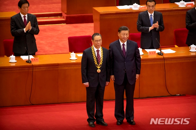 ▲ 시진핑 중국 국가주석이 지난 2020년 9월 8일 베이징 인민대회당에서 열린 코로나19 방역 유공자 표창대회를 주재, 중난산 중국공정원 원사에 최고 영예인 '공화국 훈장'을 수여하고 나서 함께 기념촬영을 하고 있다. ⓒAP/뉴시스