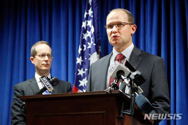 ▲ 미국 연방수사국(FBI) 특수요원인 허브 스테이플턴이 2018년 10월 10일(현지시간) 미국 신시내티에서 기자회견을 열고 있다. 미 법무부는 미국 항공 및 우주 기업 기밀을 훔치려 한 혐의로 중국 산업 스파이 쉬옌진을 기소했다고 밝혔다. ⓒAP/뉴시스