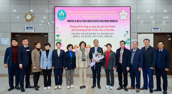 ▲ 국제우호도시인 베트남 박장 시의 땅딘환 시장 일행이 24일 대전 서구의회를 방문해 본회의장 견학했다.ⓒ대전서구의회