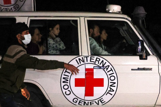 ▲ 25일(현지시간) 하마스로 풀려난 이스라엘 인질들을 태운 국제적십자사위원회(ICRC) 차량이 라파 국경 검문소로 이동하고 있다. ⓒAFP/연합