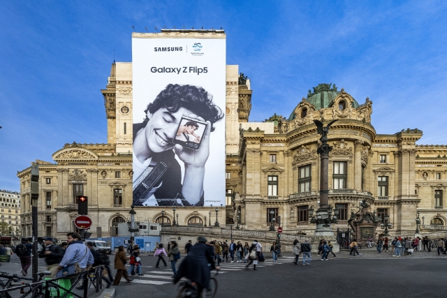 ▲ 삼성전자가 파리의 명소 '오페라 가르니에'의 대형 옥외광고에 '갤럭시 Z 플립5' 이미지와 함께 부산엑스포 로고를 함께 선보였다. ⓒ삼성전자