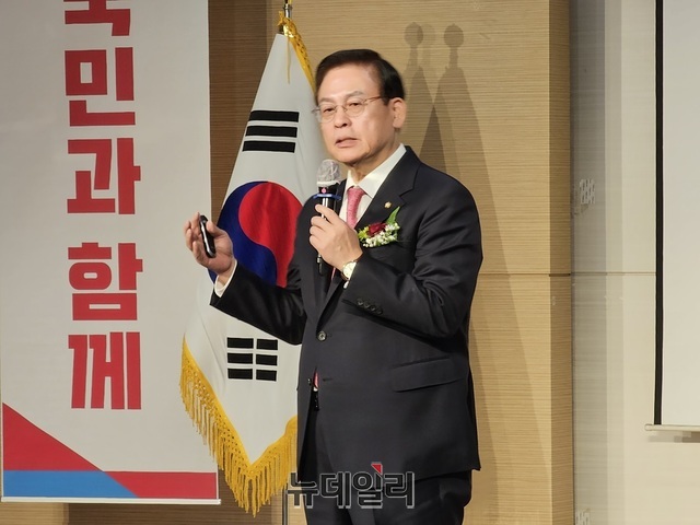 ▲ 정우택 국회 부의장(충북 청주 상당)이 25일 청주시농업기술센터에서 열린 국민의힘 상당당협 당원연수회에서 강연을 하고 있다.ⓒ김정원 기자