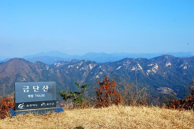 ▲ 드넓고 조망이 좋은 금단산 고스락.ⓒ진경수 山 애호가