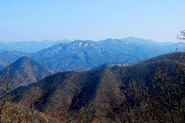 ▲ 남산 뒤로 보이는 백악산.ⓒ진경수 山 애호가