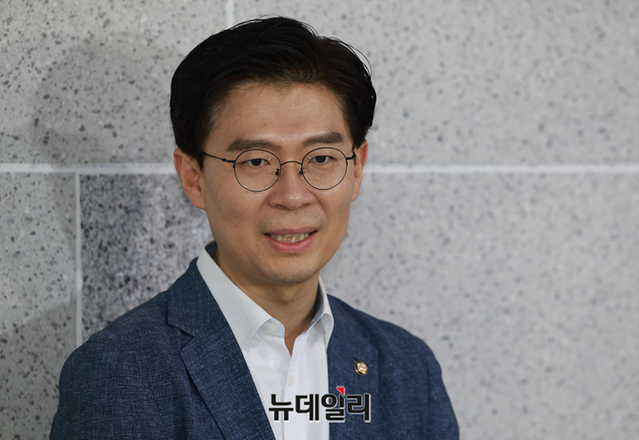 ▲ 조정훈 시대전환 대표가 지난 9월19일 국회의원회관 의원실 앞에서 국민의힘 합당과 관련해 입장을 밝히고 있다. ⓒ정상윤 기자