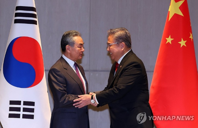 ▲ 26일 오전 부산 해운대구 시그니엘 부산에서 열린 한중 외교장관 양자회담에서 박진 외교부장관이 왕이 중국 외교부장과 대화를 나누고 있다. ⓒ연합뉴스