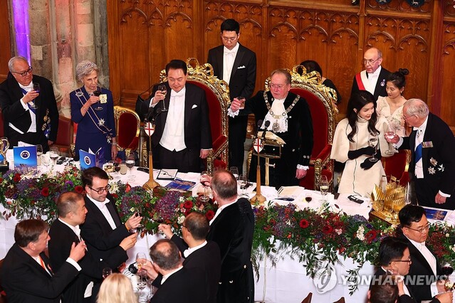 ▲ 영국을 국빈 방문한 윤석열 대통령과 김건희 여사가 22일(현지시간) 런던 금융특구 길드홀에서 열린 만찬에서 마이클 마이넬리 런던금융특구 시장 등과 건배하고 있다. ⓒ연합뉴스