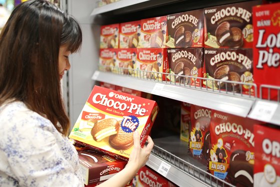 ▲ 베트남 소비자가 대형마트에서 초코파이를 고르고 있다.ⓒ오리온