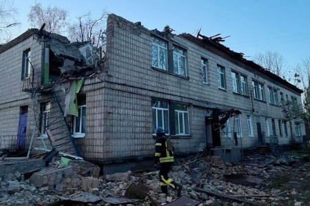 ▲ 우크라이나 구조대원이 25일(현지시간) 러시아의 드론 공습을 받아 파손된 키이우의 한 건물을 살펴보고 있다. ⓒAFP/ 연합뉴스