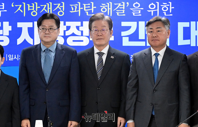 ▲ 이재명 더불어민주당 대표, 홍익표 원내대표 등 참석자들이 27일 서울 여의도 중앙당사에서 열린 윤석열 정부 '지방재정 파탄 해결'을 위한 민주당 지방정부 긴급 대책회의에서 기념촬영을 하고 있다. ⓒ이종현 기자