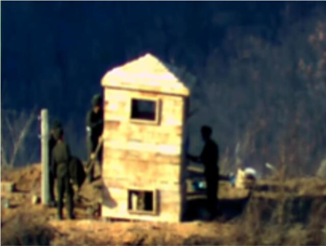 ▲ 북한이 9.19군사합의 전면파기를 선언하고 난 뒤, 북한군 병사들이 비무장지대 내 GP 감시소를 설치하고 있다. ⓒ국방부