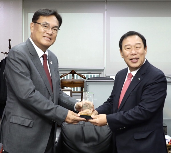 ▲ 최민호 세종시장이 27일 국회에서 정진석 의원을 만나  세종시법 개정안의 조속한 본회의 통과를 건의하고 있다.ⓒ세종시