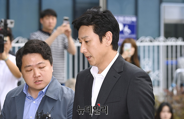 마약 투약 혐의로 입건된 배우 이선균이 지난 4일 오후 인천 논현경찰서에 출석하고 있다. ⓒ인천=서성진 기자