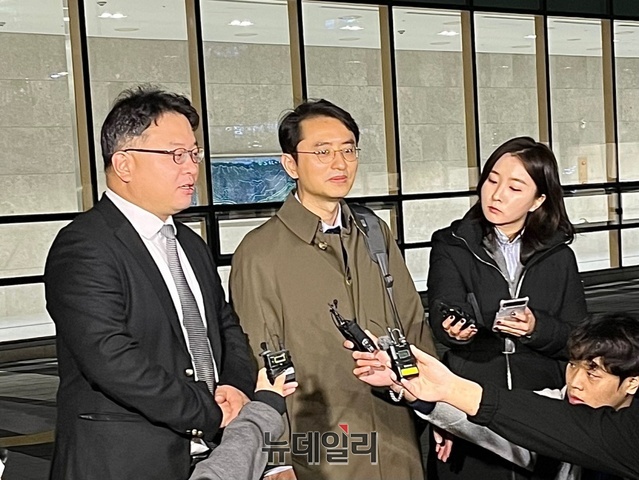 ▲ 웹툰 작가 주호민씨의 아들을 학대한 혐의로 재판에 넘겨진 특수교사 A씨 측 변호인단 ⓒ수원=어윤수 기자