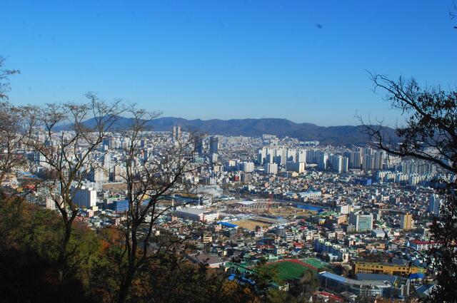 ▲ 보문산성을 오르면서 조망한 대전시가지.ⓒ진경수 山 애호가