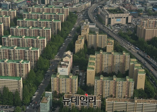 ▲ 주택담보대출을 중심으로 가계대출금리가 상승세를 이어가고 있다. 사진은 서울시 한 아파트 단지 전경ⓒ뉴데일리DB