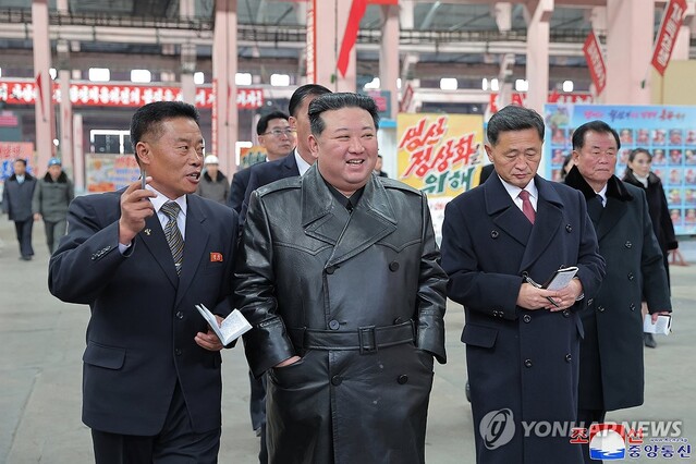 ▲ 북한 김정은이 지난 26일 룡성기계연합기업소를 현지지도했다고 조선중앙통신이 27일 보도했다. ⓒ연합뉴스