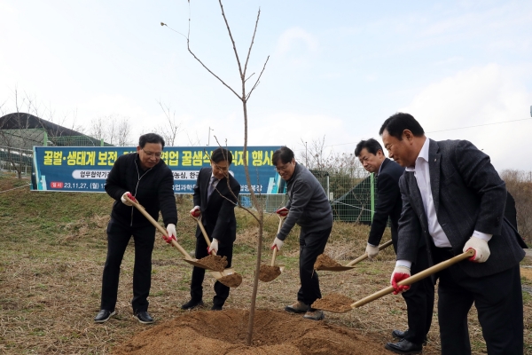 ▲ 왼쪽부터 김보규 농심 경영기획실장, 이상재 농촌진흥청 농업생물부장, 조재호 농촌진흥청장, 이정석 부안군 부군수, 김용래 한국양봉농협 조합장ⓒ농심