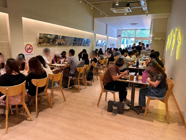 ▲ 말레이시아 4호 매장 '선웨이점'을 찾은 현지 고객들ⓒbhc치킨