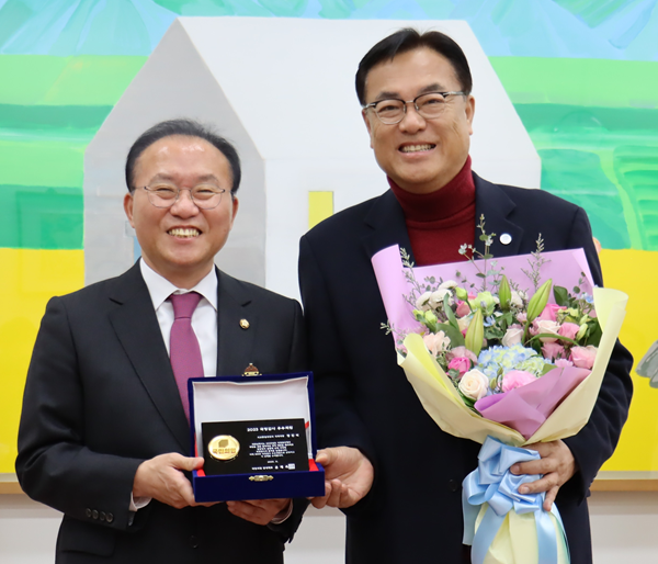 ▲ 28일 제21대 국회 마지막 국정감사에서 정진석 의원이 국민의힘 국정감사 우수의원’으로 선정돼 윤재옥 원내대표로부터 표창을 받고 있다.ⓒ국민의힘