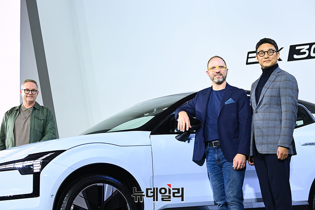 ▲ 이윤모 볼보차코리아 대표(가장 오른쪽)가 EX30 앞에서 포즈를 취했다. ⓒ뉴데일리DB