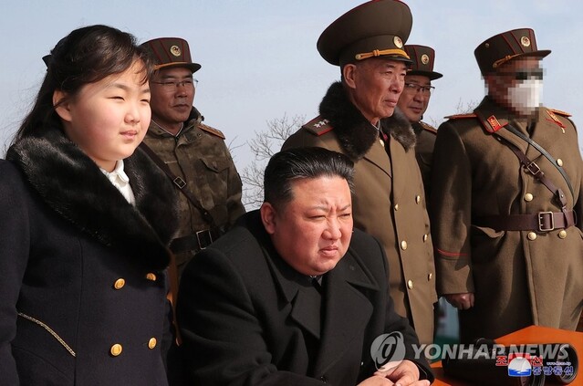 ▲ 북한 김정은 국무위원장과 딸 김주애가 지난 3월 전술핵운용부대의 핵반격 가상 종합전술훈련에 참관했다. ⓒ연합뉴스