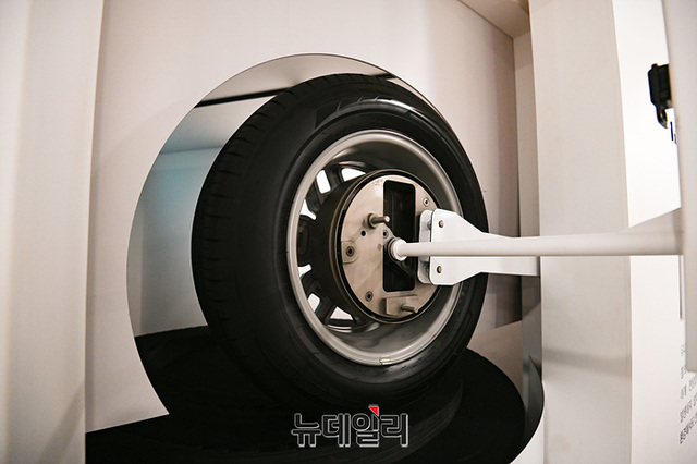 ▲ 전기차 구동을 위해 유니휠이 연결되는 차량 안쪽 단면의 모습 ⓒ뉴데일리