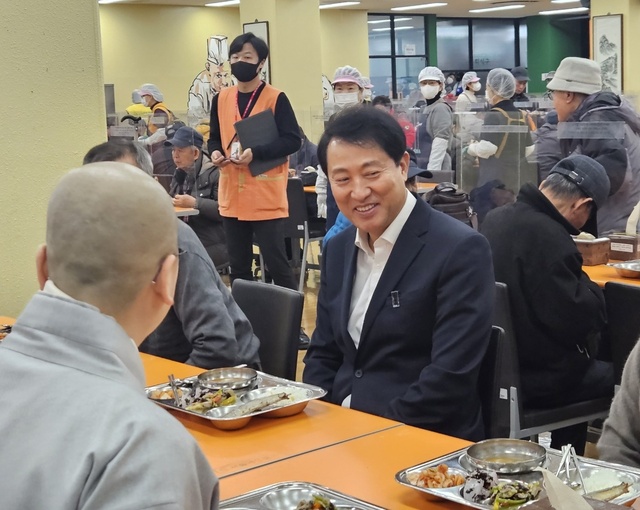▲ 오세훈 서울시장이 28일 서울 종로구 서울노인복지센터를 방문해 어르신들과 오찬을 하고 있다. ⓒ임준환 기자