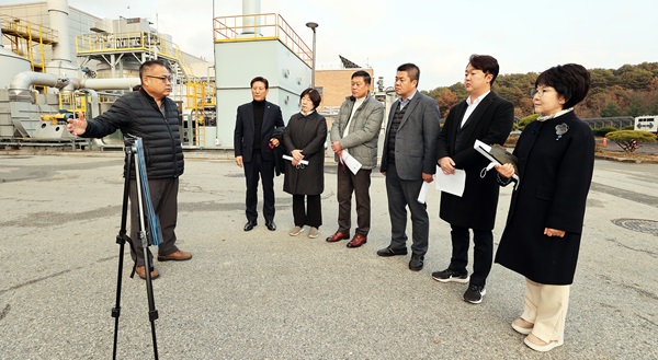 ▲ 대전 유성구의회 사회도시위원회가 27일 행정사무 감사 기간 중 금고동 위생매립장 등 주요 사업 현장을 방문해 추진 현황과 문제점·개선 사항 등을 확인했다.ⓒ유성구의회