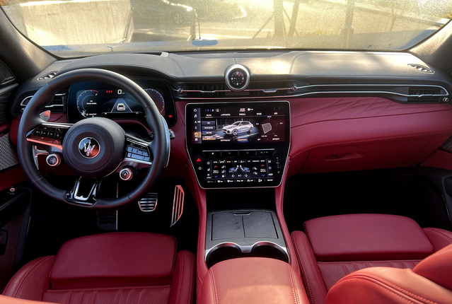 ▲ 그레칼레의 내부 인테리어 모습. 과거 마세라티 모델들에 비해 개선됐다는 평가다. ⓒ김재홍 기자