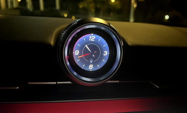 ▲ 이번에 브랜드 처음으로 디지털 시계가 탑재됐다. ⓒ김재홍 기자