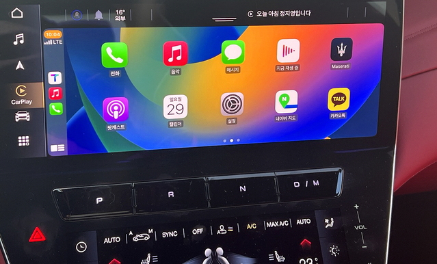 ▲ 애플 카플레이를 구동시켰다. 다이얼 방식 기어 모습도 보인다. ⓒ김재홍 기자