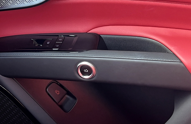 ▲ 앞좌석 여닫이 버튼 모습. ⓒ김재홍 기자