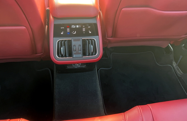 ▲ 뒷좌석 공간은 꽤 넓었다. ⓒ김재홍 기자