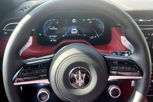 ▲ 강렬한 엠블럼의 모습. 시동 스위치, 주행모드 다이얼 등도 보인다. ⓒ김재홍 기자