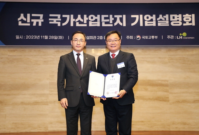 ▲ 김오진 국토교통부 제1차관과 홍남표(오른쪽) 창원시장). ⓒ창원시 제공