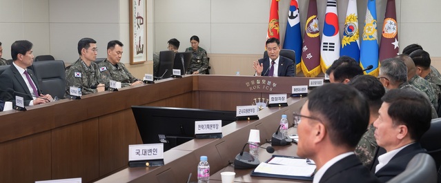 ▲ 신원식 국방부장관이 28일 국방부 청사에서 합참의장, 각 군 총장 및 해병대사령관 등 주요 지휘관이 참석한 가운데 북한군의 최근 동향과 관련한 전군 주요지휘관 회의를 주관하고, 우리 군의 군사적 조치사항을 점검하며 확고한 군사대비태세를 강조하고 있다. ⓒ국방부