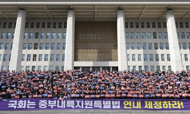 ▲ 중부내륙특별법 연내 제정 촉구대회가 28일 오후 국회 본관 앞에서 개최된 가운데 여야 정치권에 국내 법사위원회 통과 및 연내 제정을 강력히 촉구했다.ⓒ충북도