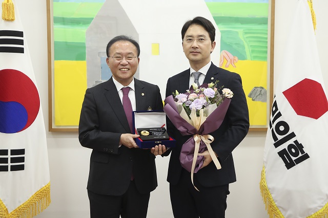 ▲ 김병욱 의원(오른쪽)이 28일 국민의힘이 발표한 국정감사 우수의원에 선정됐다.ⓒ김병욱 의원실