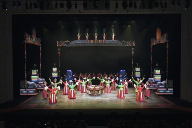 ▲ 국립국악원 송년공연 '나례'의 '향아무락' 장면.ⓒ국립국악원