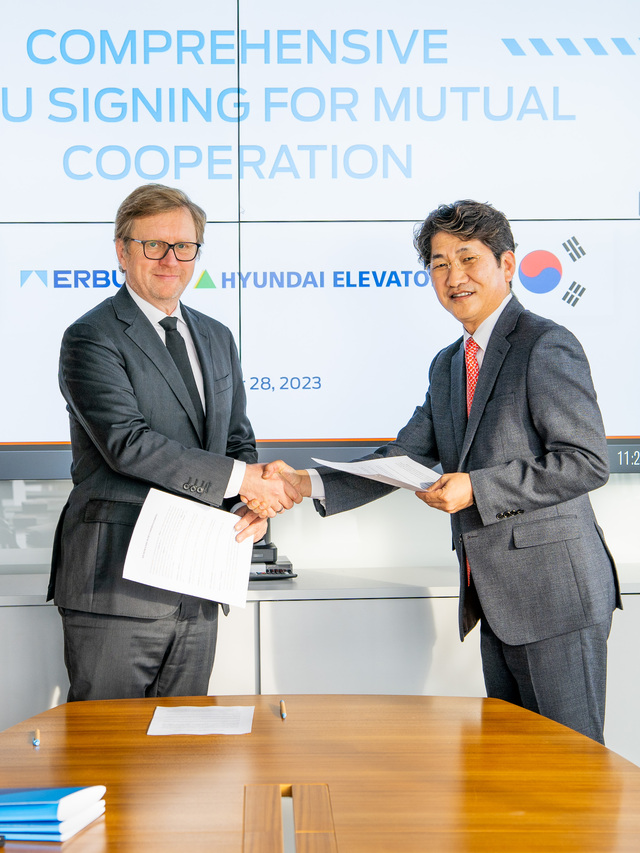 ▲ 우크라이나 재건 협력 MOU 체결식에서 조야첵 레츠코브스키(Jacek Leczkowski) 이알버드 건설부문 부사장과 조철호 현대엘리베이터 해외영업2담당이 기념촬영을 하고 있다. ⓒ현대엘리베이터