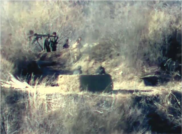 ▲ 북한이 9.19군사합의 전면파기를 선언하고 난 뒤, 북한군 병사들이 전선지역 경계호에 중화기(무반동총 추정)를 다시 설치하고 있는 모습. ⓒ국방부ⓒ