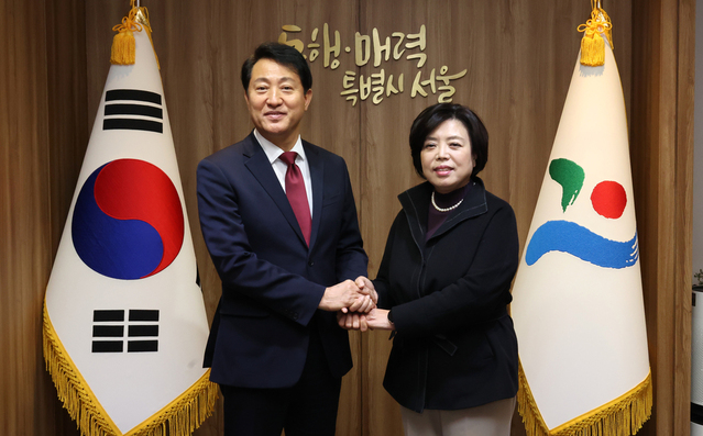 ▲ 29일 서울시청 시장 집무실에서 오세훈 서울시장과 신계용 과천시장이 만나 면담에 앞서 손을 잡고 사진촬영을 하고 있다. ⓒ연합뉴스