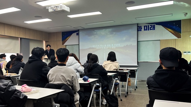 ▲ 영진전문대학교(총장 최재영) 경영회계서비스계열이 국내 유통 분야에서 ‘편의점의 신(神)’으로 통하는 졸업 선배를 초청, 특별한 토크콘서트를 개최했다고 29일 밝혔다.ⓒ영진전문대